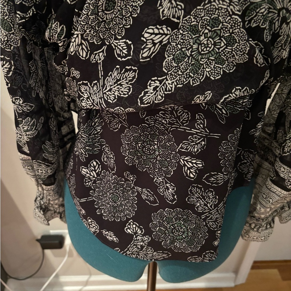 Veronica Beard Black and White Floral Blouse, silk overlay with ruffles, 4 - Picture 6 of 11